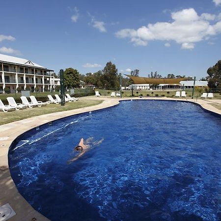 Отель Yarrawonga Mulwala Golf Club Экстерьер фото The pool at the Club Hotel