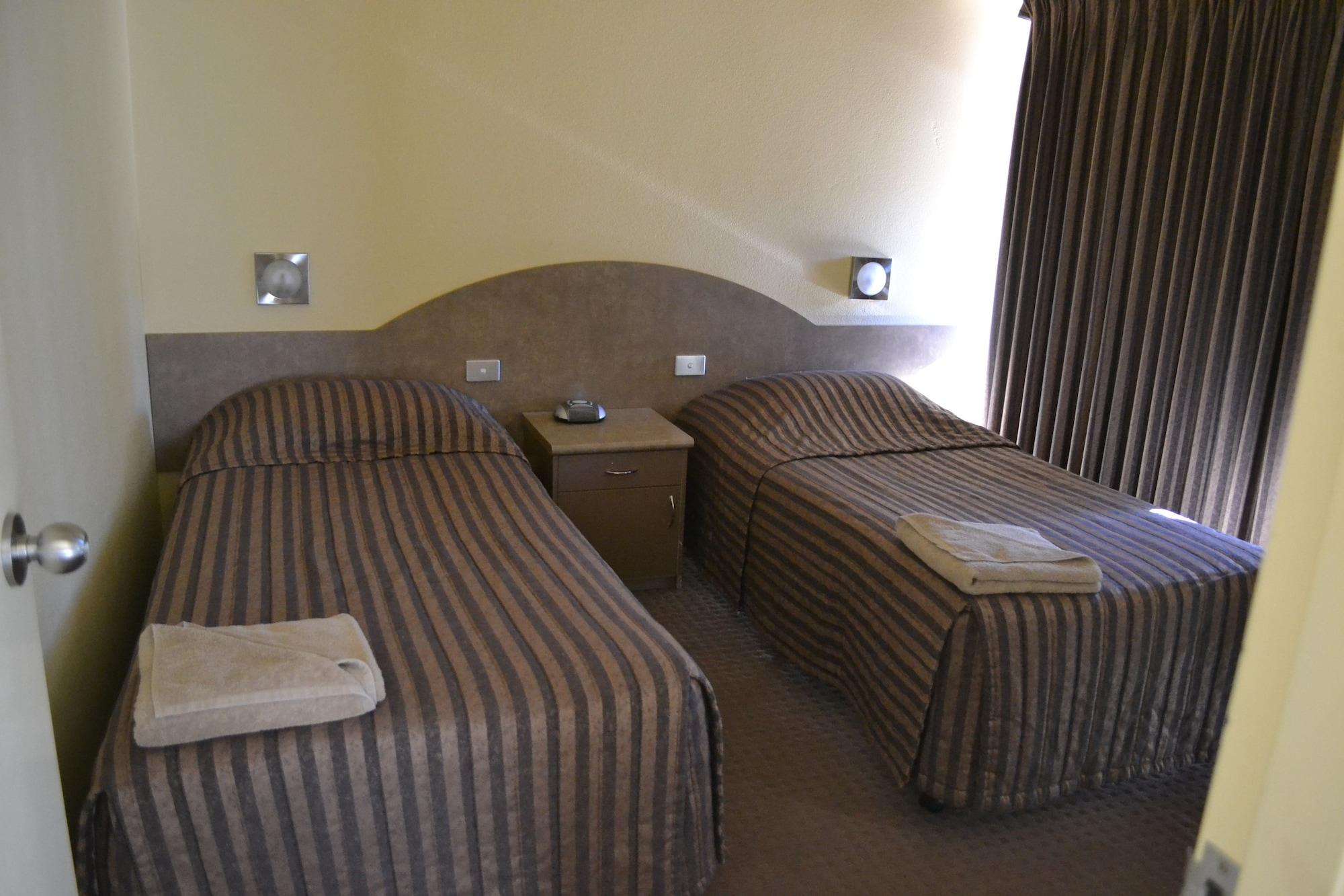 Отель Yarrawonga Mulwala Golf Club Экстерьер фото A typical motel room