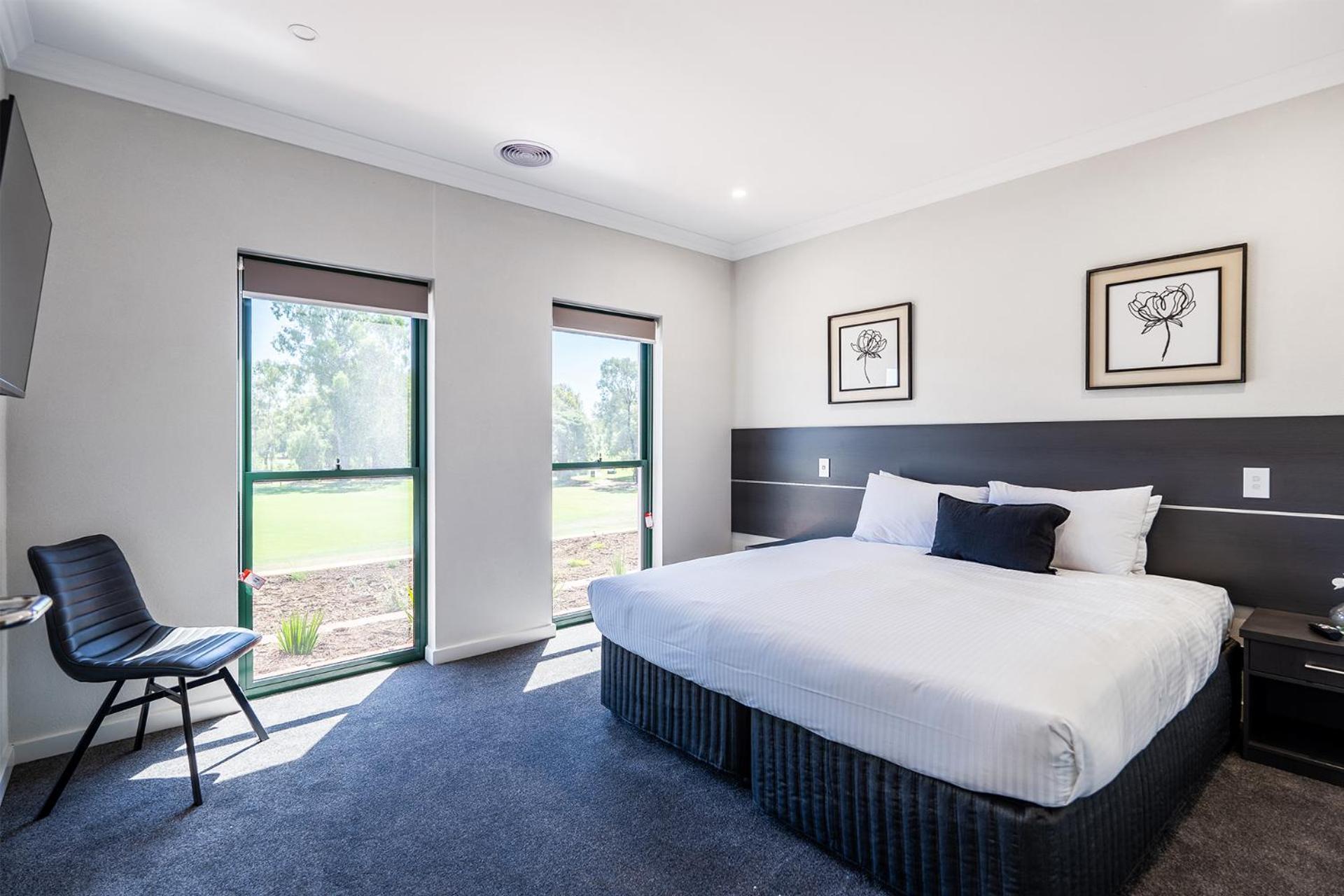 Отель Yarrawonga Mulwala Golf Club Экстерьер фото A room at the hotel