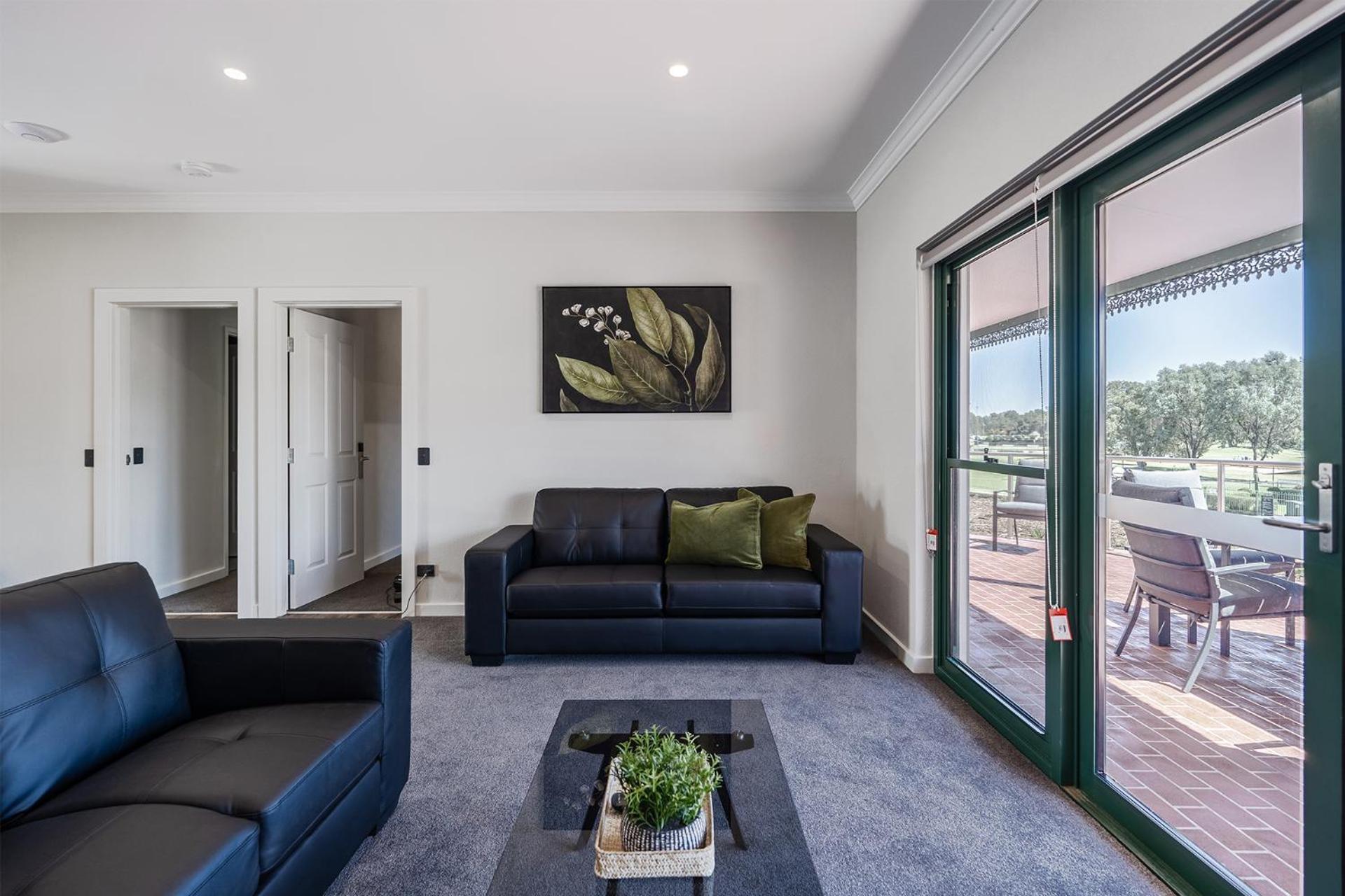 Отель Yarrawonga Mulwala Golf Club Экстерьер фото A living room with a large sliding door