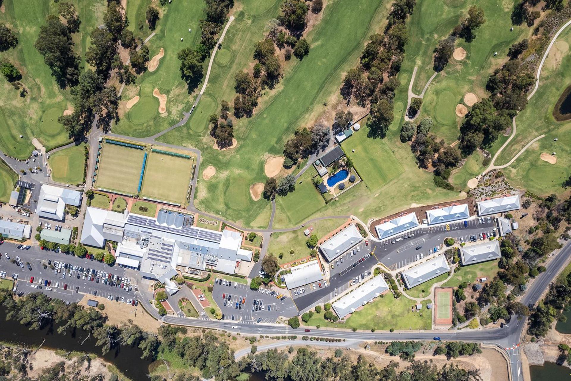 Отель Yarrawonga Mulwala Golf Club Экстерьер фото Aerial view of the school