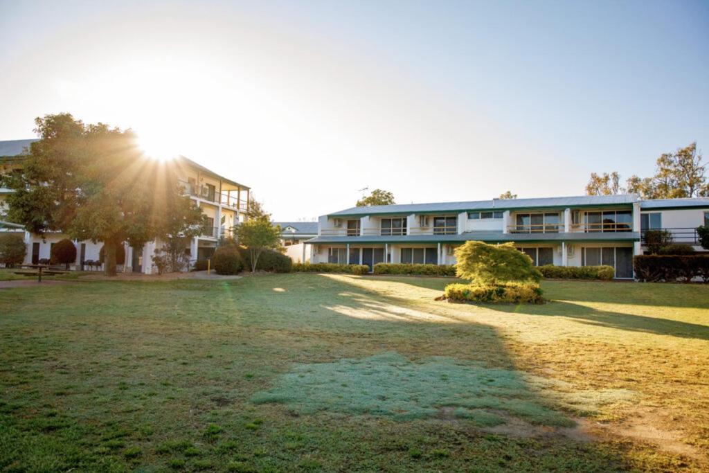 Отель Yarrawonga Mulwala Golf Club Экстерьер фото The Village, 2015