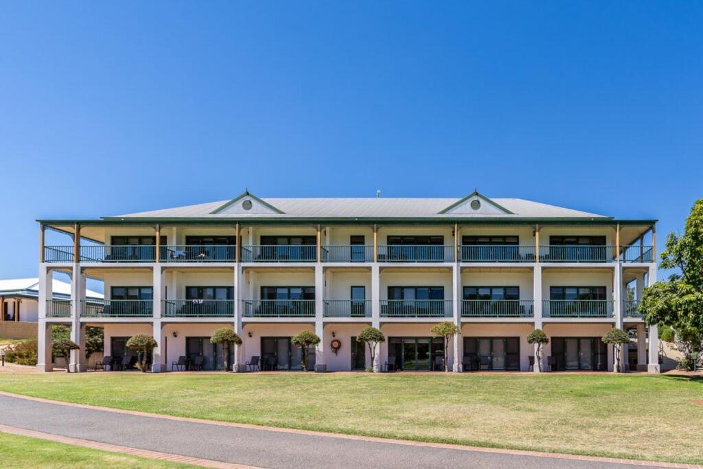 Отель Yarrawonga Mulwala Golf Club Экстерьер фото The Village, 2016