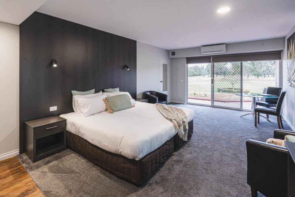Отель Yarrawonga Mulwala Golf Club Экстерьер фото A suite at the hotel