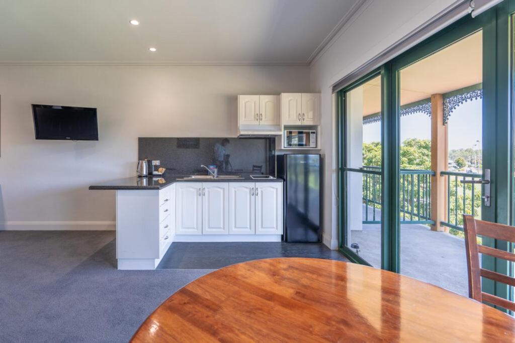 Отель Yarrawonga Mulwala Golf Club Экстерьер фото A kitchen in a serviced apartment
