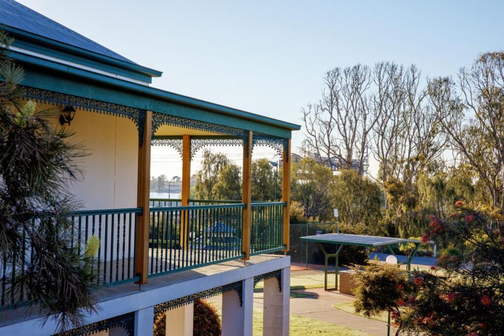Отель Yarrawonga Mulwala Golf Club Экстерьер фото The verandah of the house