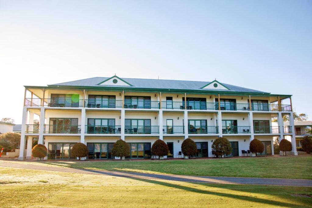 Отель Yarrawonga Mulwala Golf Club Экстерьер фото The clubhouse at the Links Lady Bay Golf Course
