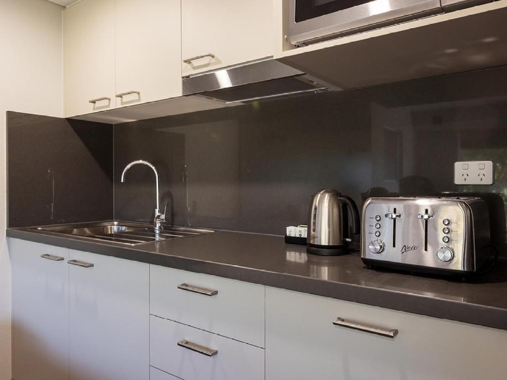 Отель Yarrawonga Mulwala Golf Club Экстерьер фото A typical kitchen in a student apartment