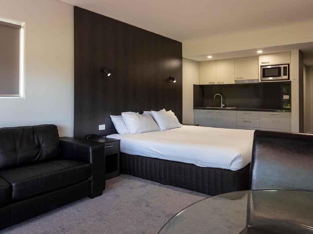 Отель Yarrawonga Mulwala Golf Club Экстерьер фото Studio apartment