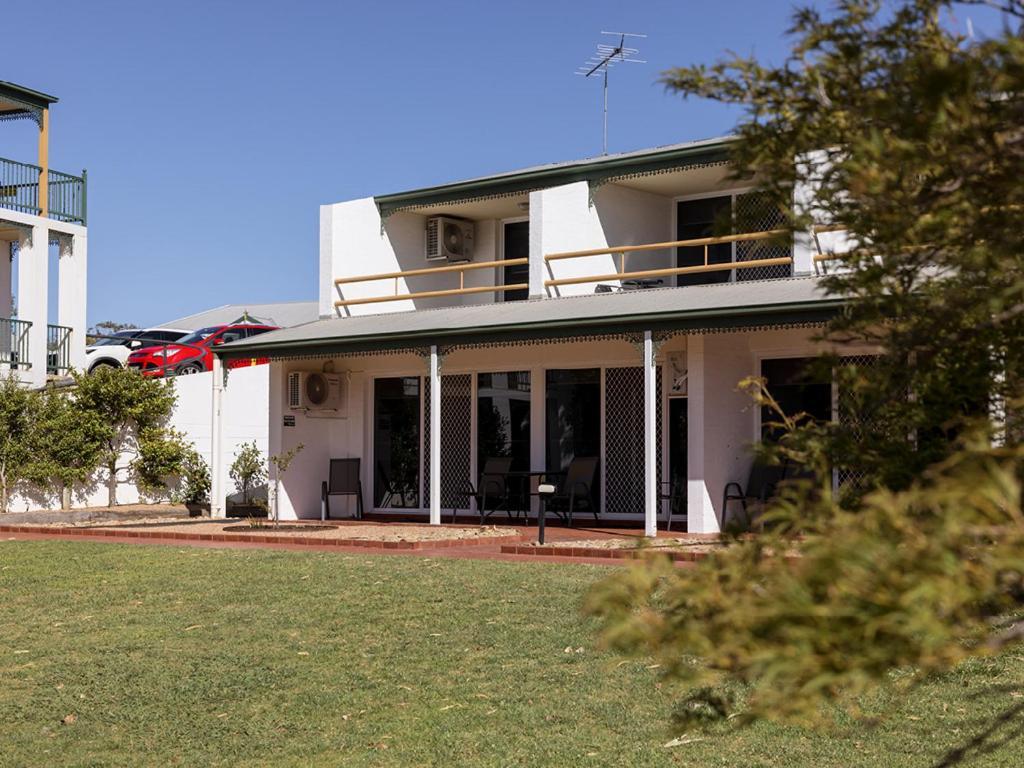 Отель Yarrawonga Mulwala Golf Club Экстерьер фото The house at 1001 North Beach Road, Esperance, Western Australia