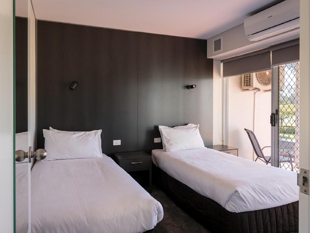 Отель Yarrawonga Mulwala Golf Club Экстерьер фото A typical room at the hotel