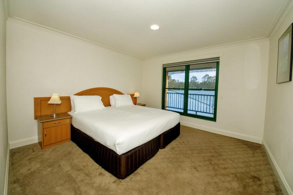 Отель Yarrawonga Mulwala Golf Club Экстерьер фото A bedroom at the hotel