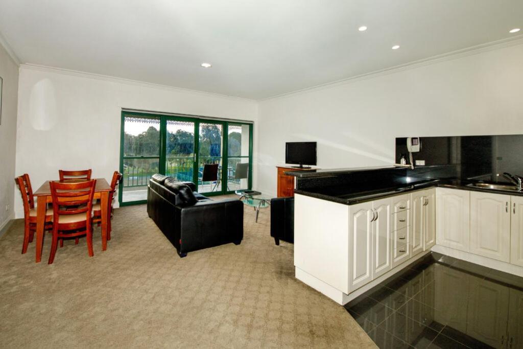 Отель Yarrawonga Mulwala Golf Club Экстерьер фото A typical apartment at the Village