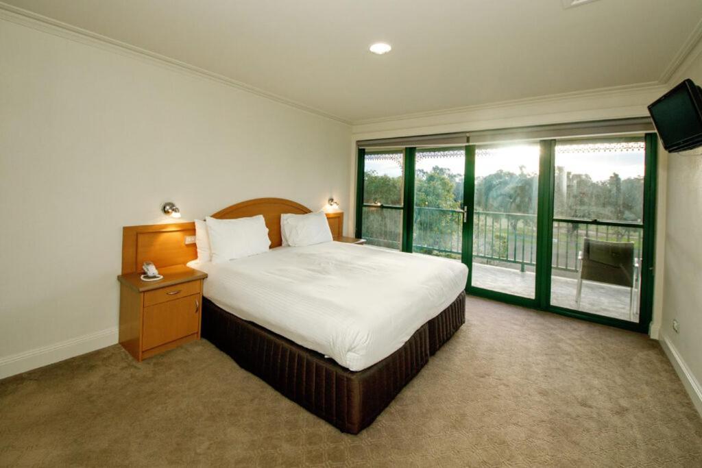 Отель Yarrawonga Mulwala Golf Club Экстерьер фото A bedroom at the hotel