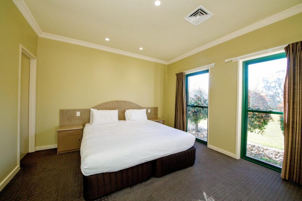 Отель Yarrawonga Mulwala Golf Club Экстерьер фото A typical bedroom at the hotel