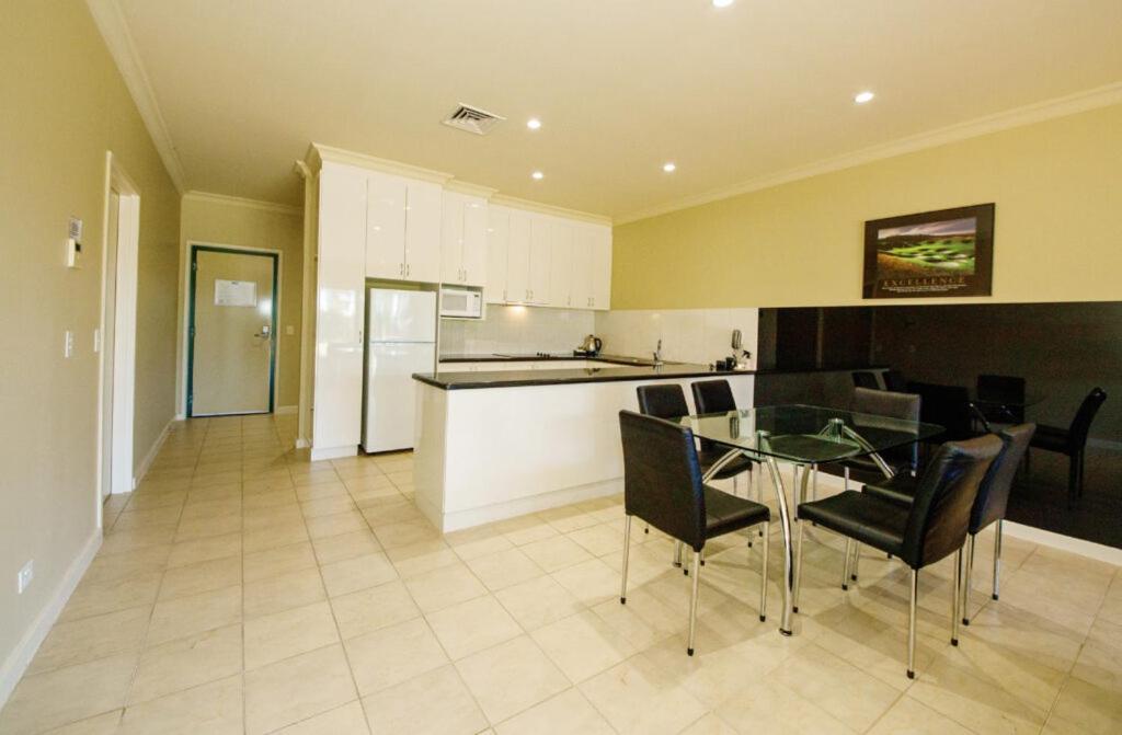 Отель Yarrawonga Mulwala Golf Club Экстерьер фото A kitchen in a typical apartment