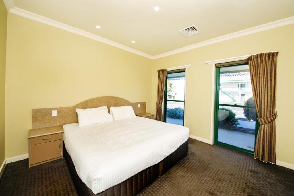 Отель Yarrawonga Mulwala Golf Club Экстерьер фото A bedroom at the hotel