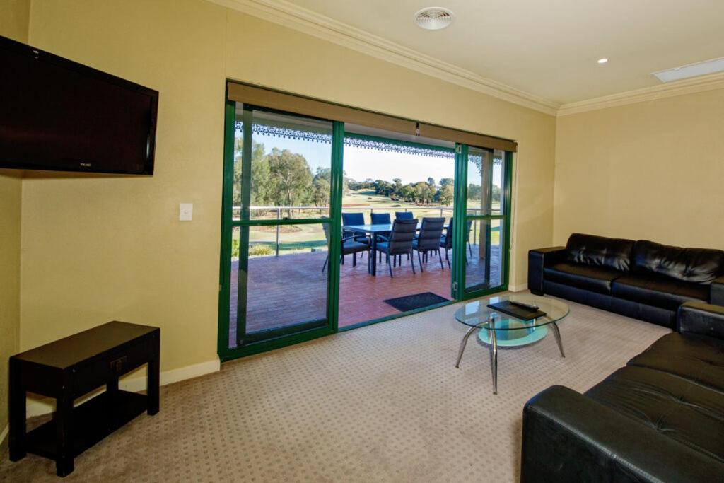 Отель Yarrawonga Mulwala Golf Club Экстерьер фото Living room with a view of the golf course