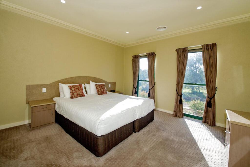 Отель Yarrawonga Mulwala Golf Club Экстерьер фото A bedroom at the hotel