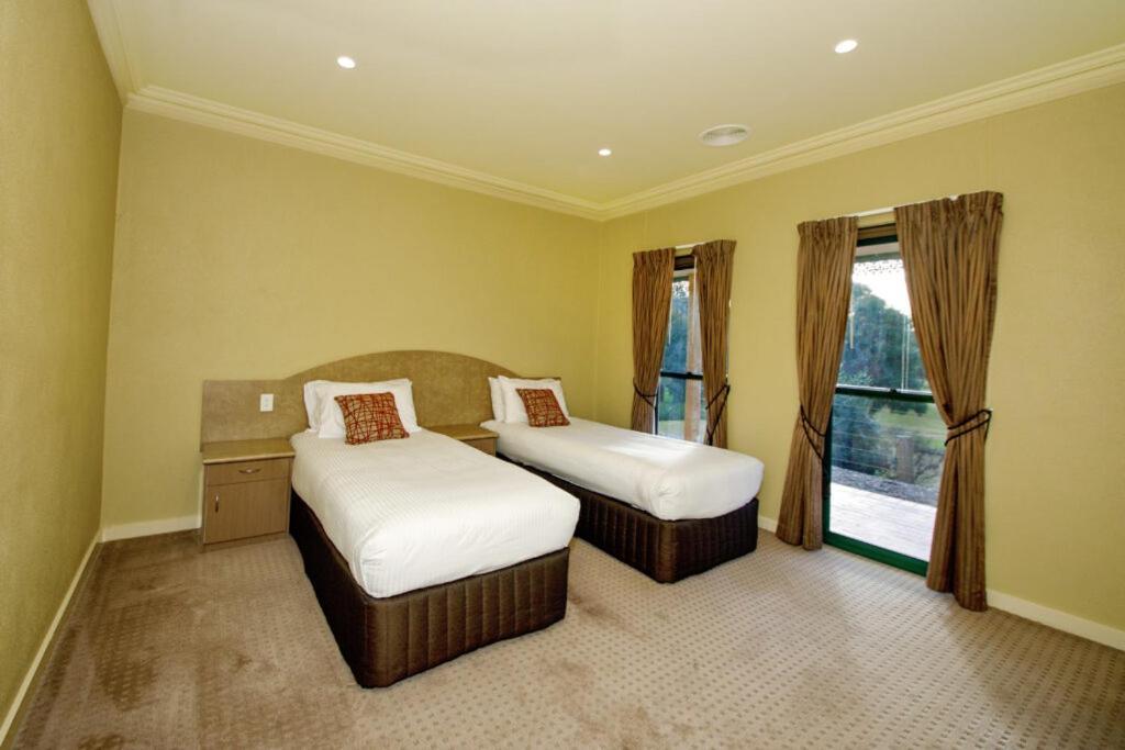 Отель Yarrawonga Mulwala Golf Club Экстерьер фото A bedroom at the hotel