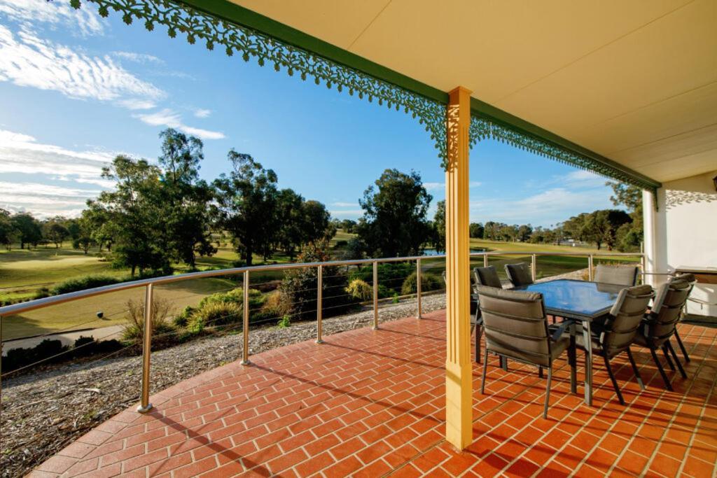 Отель Yarrawonga Mulwala Golf Club Экстерьер фото Clubhouse balcony