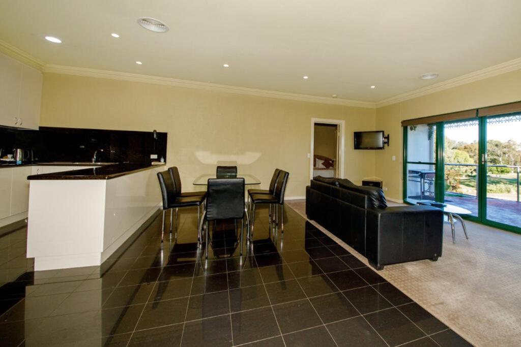 Отель Yarrawonga Mulwala Golf Club Экстерьер фото A typical apartment at the hotel
