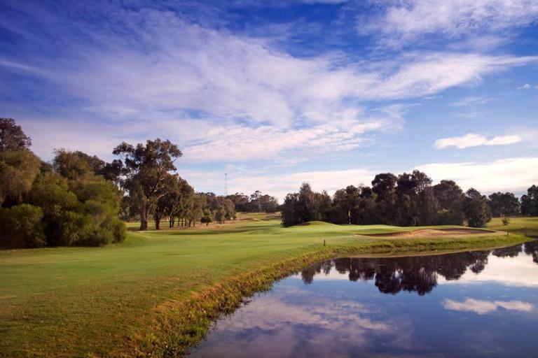 Отель Yarrawonga Mulwala Golf Club Экстерьер фото The 18th hole at the 2007 PGA Championship