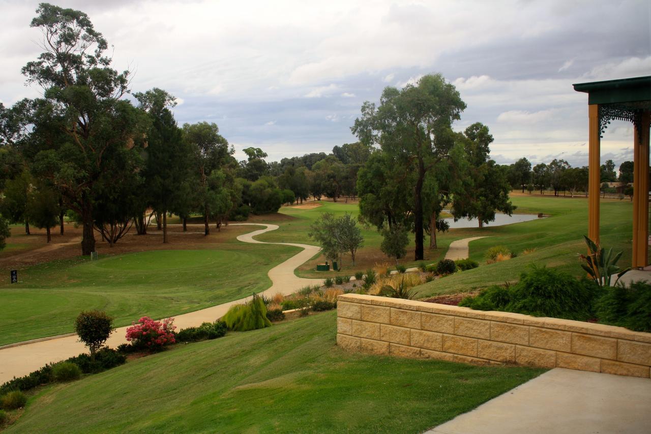 Отель Yarrawonga Mulwala Golf Club Экстерьер фото The 18th hole at the Vines Resort and Country Club