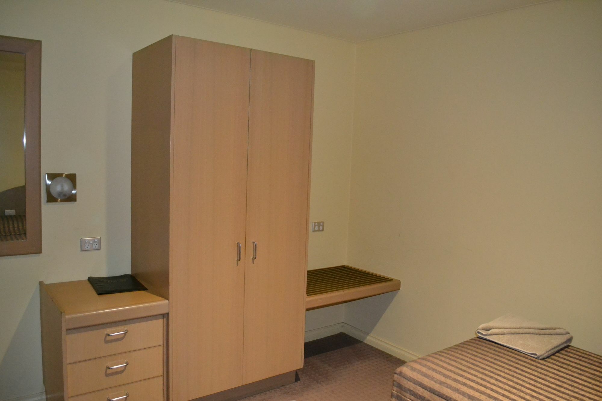 Отель Yarrawonga Mulwala Golf Club Экстерьер фото A typical bedroom in the halls of residence